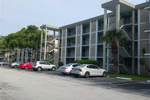 Condo in Lauderdale Lakes, Florida, 2 bedrooms  № 1992031 - photo 1