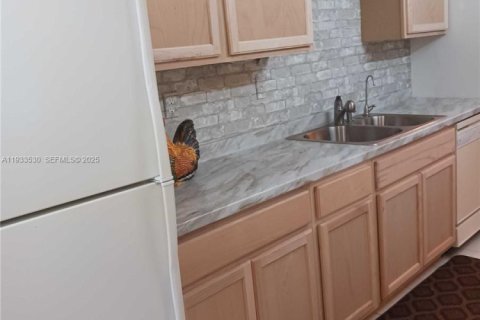 Condo in Lauderdale Lakes, Florida, 2 bedrooms  № 1992031 - photo 17