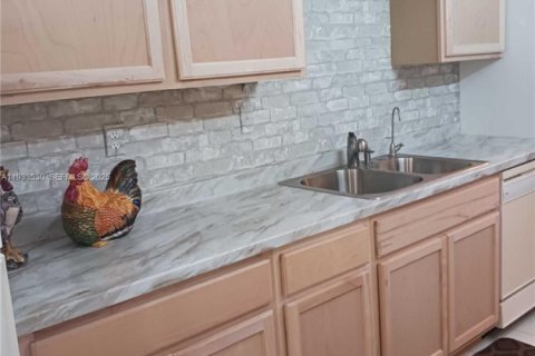 Condo in Lauderdale Lakes, Florida, 2 bedrooms  № 1992031 - photo 16