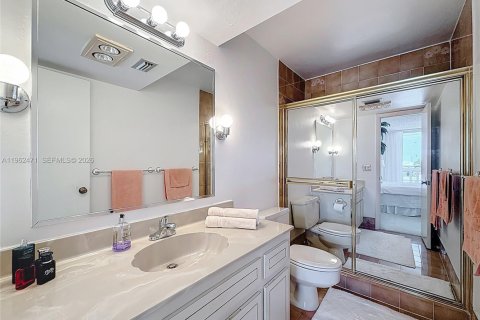 Condo in Miami Beach, Florida, 2 bedrooms  № 2026669 - photo 20