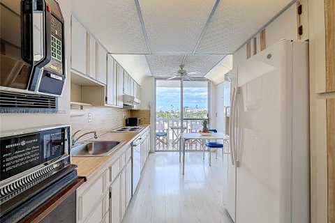 Condo in Miami Beach, Florida, 2 bedrooms  № 2026669 - photo 13