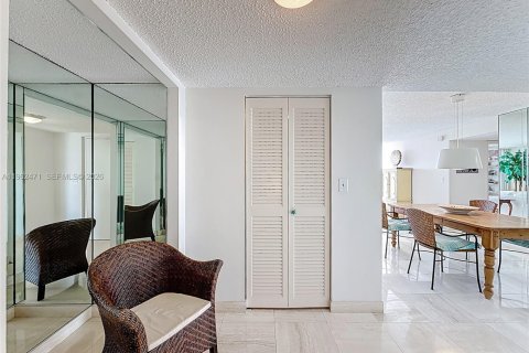Condo in Miami Beach, Florida, 2 bedrooms  № 2026669 - photo 4