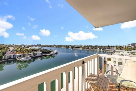 Condo in Miami Beach, Florida, 2 bedrooms  № 2026669 - photo 24