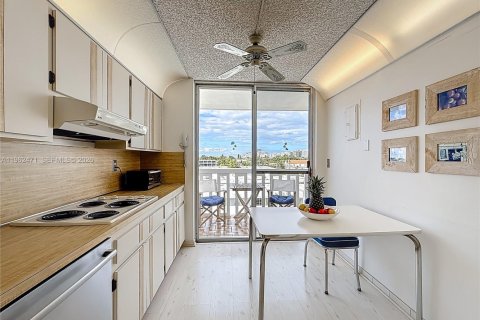 Condo in Miami Beach, Florida, 2 bedrooms  № 2026669 - photo 14