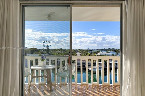 Condo in Miami Beach, Florida, 2 bedrooms  № 2026669 - photo 21