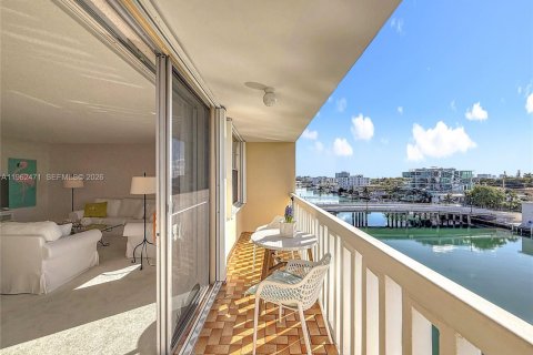 Condo in Miami Beach, Florida, 2 bedrooms  № 2026669 - photo 22