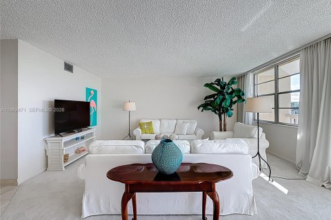 Condo in Miami Beach, Florida, 2 bedrooms  № 2026669 - photo 11