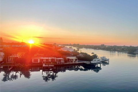 Condo in Miami Beach, Florida, 2 bedrooms  № 2026669 - photo 29