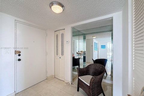 Condo in Miami Beach, Florida, 2 bedrooms  № 2026669 - photo 5