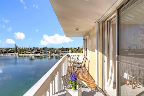 Condo in Miami Beach, Florida, 2 bedrooms  № 2026669 - photo 23