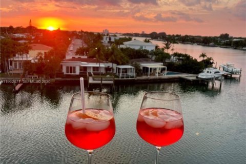 Condo in Miami Beach, Florida, 2 bedrooms  № 2026669 - photo 30