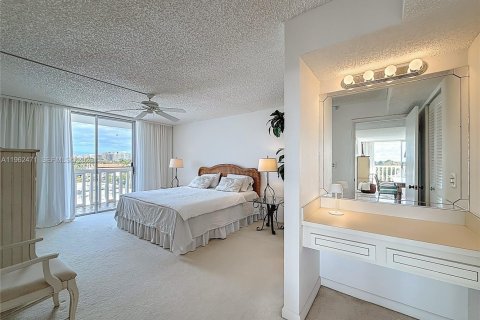Condo in Miami Beach, Florida, 2 bedrooms  № 2026669 - photo 18