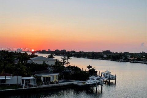 Condo in Miami Beach, Florida, 2 bedrooms  № 2026669 - photo 28
