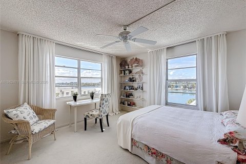 Condo in Miami Beach, Florida, 2 bedrooms  № 2026669 - photo 16