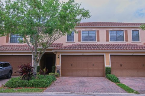Townhouse in Plantation, Florida 3 bedrooms, 175.77 sq.m. № 2168754
