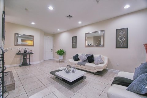 Townhouse in Plantation, Florida 3 bedrooms, 175.77 sq.m. № 2168754 - photo 3