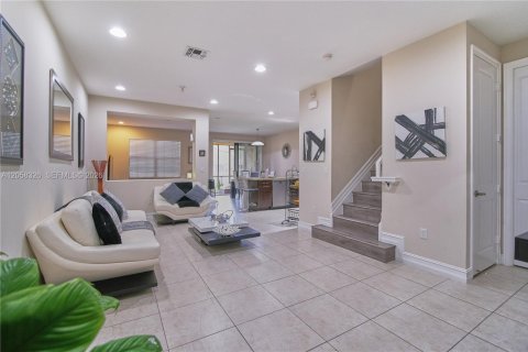 Townhouse in Plantation, Florida 3 bedrooms, 175.77 sq.m. № 2168754 - photo 2