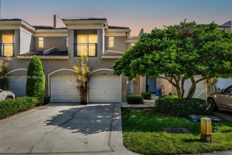 Townhouse in Palmetto Bay, Florida 3 bedrooms, 217.76 sq.m. № 1982084 - photo 1