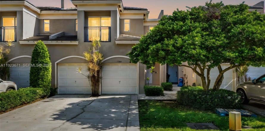 Townhouse in Palmetto Bay, Florida 3 bedrooms, 217.76 sq.m. № 1982084