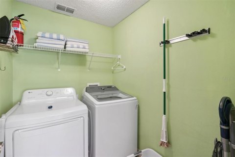 House in Kissimmee, Florida 5 bedrooms, 215.25 sq.m. № 2114772 - photo 23