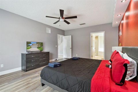 House in Kissimmee, Florida 5 bedrooms, 215.25 sq.m. № 2114772 - photo 15