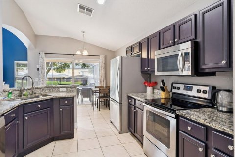 House in Kissimmee, Florida 5 bedrooms, 215.25 sq.m. № 2114772 - photo 10