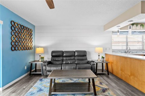 House in Tampa, Florida 3 bedrooms, 142.42 sq.m. № 2142443 - photo 18