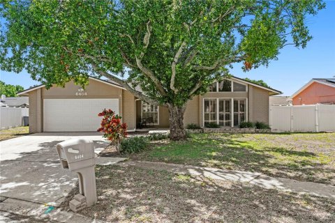 House in Tampa, Florida 3 bedrooms, 142.42 sq.m. № 2142443