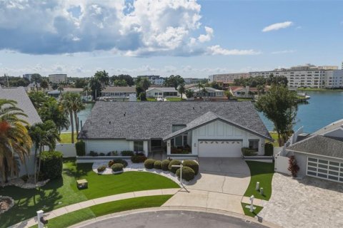 House in Gulfport, Florida 4 bedrooms, 324.97 sq.m. № 2306039