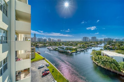 Condo in Hallandale Beach, Florida, 2 bedrooms  № 1978986 - photo 7