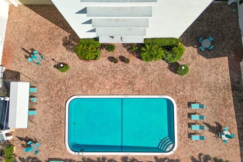 Condo in Hallandale Beach, Florida, 2 bedrooms  № 1978986 - photo 11