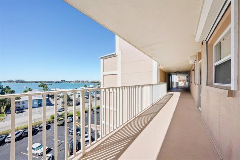 Condo in South Pasadena, Florida, 2 bedrooms № 2219051 - photo 4