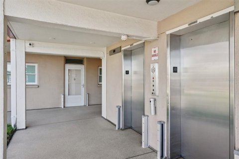 Condo in South Pasadena, Florida, 2 bedrooms № 2219051 - photo 28