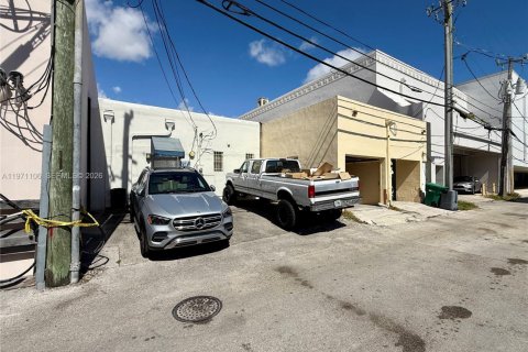 Commercial property in Coral Gables, Florida № 2032720 - photo 9