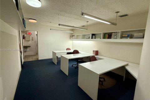 Commercial property in Coral Gables, Florida № 2032720 - photo 4