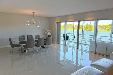 Copropriété à louer à Miami, Floride: 4 chambres, 231.79 m2 № 1957178 - photo 4
