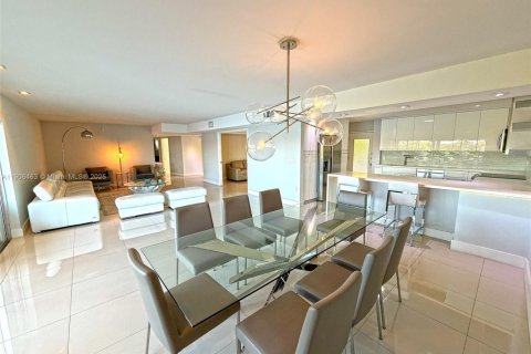 Copropriété à louer à Miami, Floride: 4 chambres, 231.79 m2 № 1957178 - photo 11