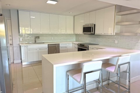 Copropriété à louer à Miami, Floride: 4 chambres, 231.79 m2 № 1957178 - photo 6