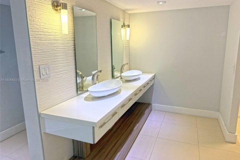 Copropriété à louer à Miami, Floride: 4 chambres, 231.79 m2 № 1957178 - photo 17