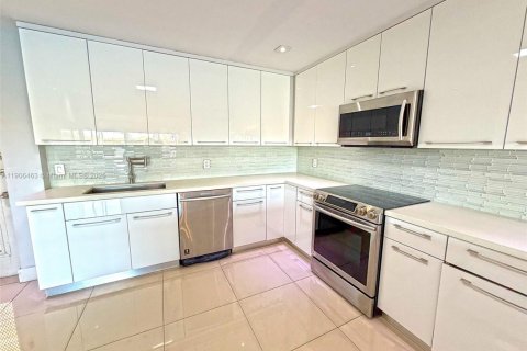 Copropriété à louer à Miami, Floride: 4 chambres, 231.79 m2 № 1957178 - photo 8