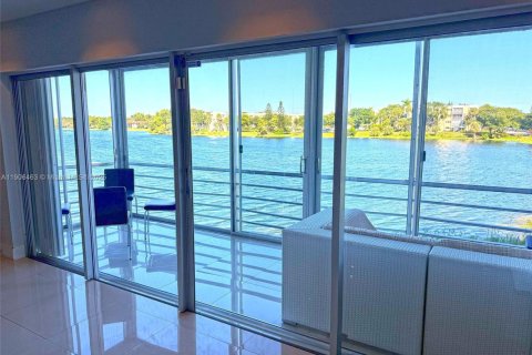 Copropriété à louer à Miami, Floride: 4 chambres, 231.79 m2 № 1957178 - photo 12