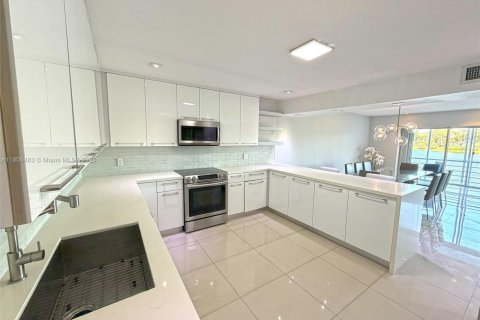 Copropriété à louer à Miami, Floride: 4 chambres, 231.79 m2 № 1957178 - photo 7