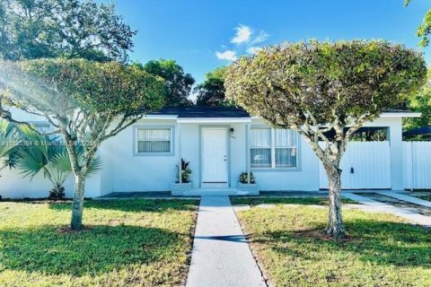 Купить виллу или дом в Лодерхилл, Флорида 3 спальни, 101.17м2, № 1922324 - фото 1