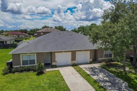 Immobilier commercial à vendre à Poinciana, Floride: 6 chambres, 221.85 m2 № 2208609 - photo 2