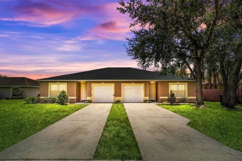 Propiedad comercial en Poinciana, Florida 6 dormitorios, 221.85 m2 № 2208609