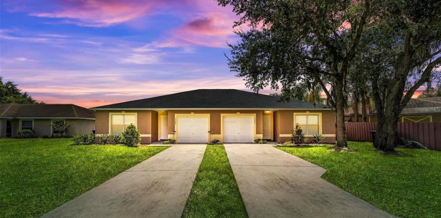 Immobilier commercial à Poinciana, Floride 6 chambres, 221.85 m2 № 2208609