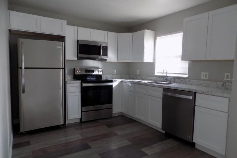 Immobilier commercial à vendre à Poinciana, Floride: 6 chambres, 221.85 m2 № 2208609 - photo 6