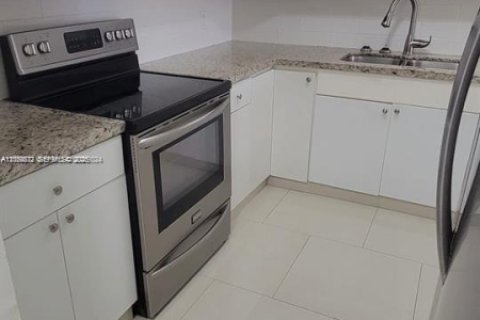 Condominio en alquiler en Hialeah, Florida, 2 dormitorios, 91.04 m2 № 2271363 - foto 2