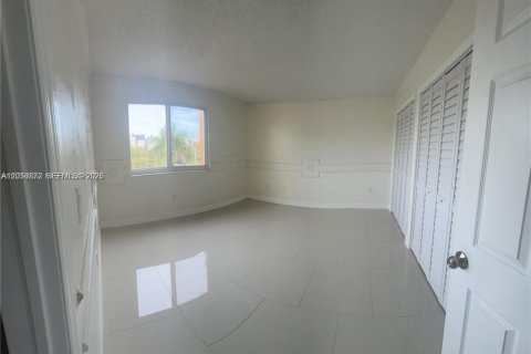 Condominio en alquiler en Hialeah, Florida, 2 dormitorios, 91.04 m2 № 2271363 - foto 6