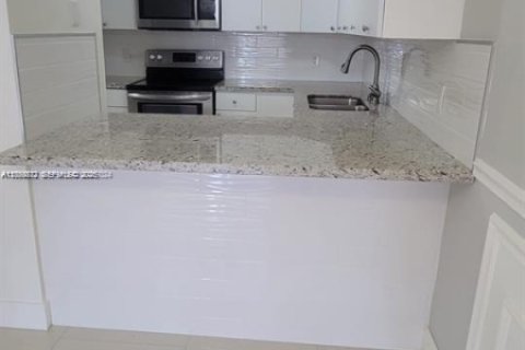 Condominio en alquiler en Hialeah, Florida, 2 dormitorios, 91.04 m2 № 2271363 - foto 3